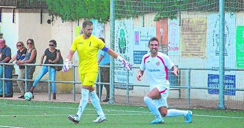 El atacante, a la derecha de la imagen, suma tres tantos en la temporada. El atacante, a la derecha de la imagen, suma tres tantos en la temporada.