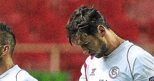 Krychowiak se marcha cabizbajo tras el empate. Krychowiak se marcha cabizbajo tras el empate.