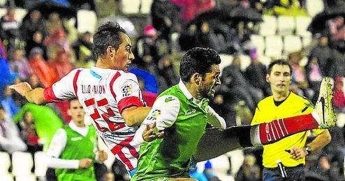 Jorge Molina, determinante en el Anxo Carro, pugna con Pavón. Jorge Molina, determinante en el Anxo Carro, pugna con Pavón.