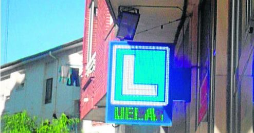 Las autoescuelas sevillanas podrían recibir sanciones por romper la libre competencia. Las autoescuelas sevillanas podrían recibir sanciones por romper la libre competencia.