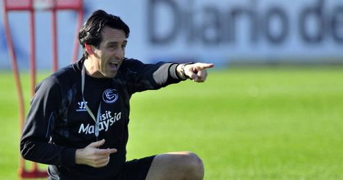 Emery durante un entrenamiento con el Sevilla. Emery durante un entrenamiento con el Sevilla.