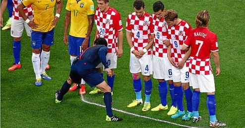 Uso del espray en el partido inaugural del Mundial entre Brasil y Croacia. Uso del espray en el partido inaugural del Mundial entre Brasil y Croacia.