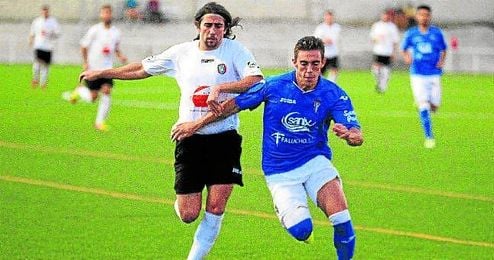 El gerenense Iván presiona a un rival del San Fernando. El gerenense Iván presiona a un rival del San Fernando.