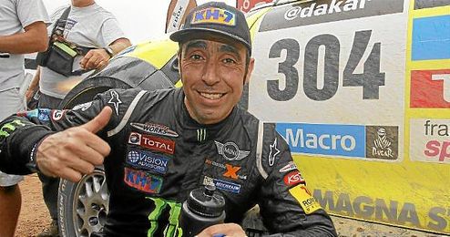 Nani Roma, posa sonriente tras imponerse en la pasada edición del Dakar. Nani Roma, posa sonriente tras imponerse en la pasada edición del Dakar.