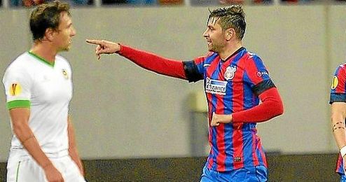 Rusescu celebra un gol ante el Rio Ave en la Europa League. Rusescu celebra un gol ante el Rio Ave en la Europa League.