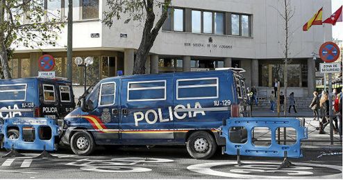 Llegada de los ultras a los juzgados Llegada de los ultras a los juzgados