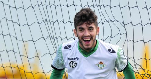 Ceballos sonriente en un entrenamiento del Betis. Ceballos sonriente en un entrenamiento del Betis.