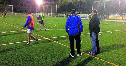 Juan Guerrero (derecha) durante un entrenamiento del Triana. Juan Guerrero (derecha) durante un entrenamiento del Triana.