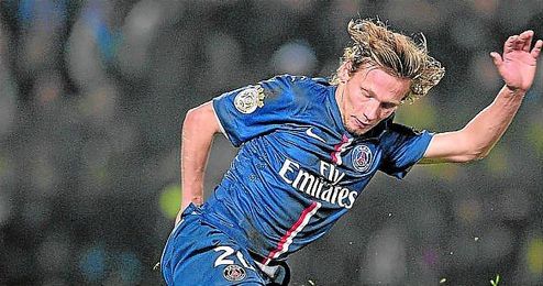 Chantôme trata de sortear la entrada de Ndaw Guirane, en un encuentro de la Ligue 1 entre el PSG y el Metz. Chantôme trata de sortear la entrada de Ndaw Guirane, en un encuentro de la Ligue 1 entre el PSG y el Metz.