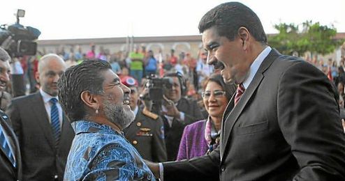 Maradona fue recibido en Caracas por Nicolás Maduro. Maradona fue recibido en Caracas por Nicolás Maduro.