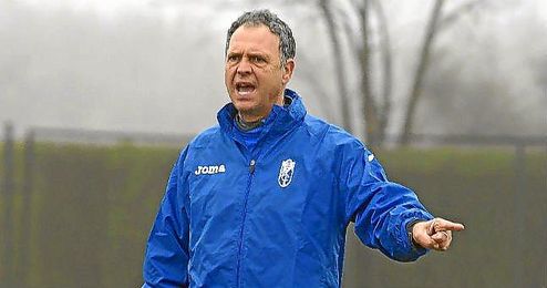Joaquín Caparrós da instrucciones a sus jugadores durante un entrenamiento. Joaquín Caparrós da instrucciones a sus jugadores durante un entrenamiento.