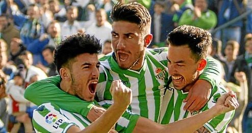 Ceballos, Piccini y Rennella celebran el 1-0 obra del utrerano. Ceballos, Piccini y Rennella celebran el 1-0 obra del utrerano.