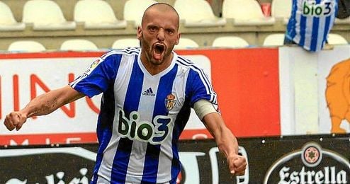 Yuri celebra un gol con la Ponferradina. Yuri celebra un gol con la Ponferradina.