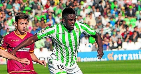 N´Diaye se zafa del marcaje de dos futbolistas del Racing. N´Diaye se zafa del marcaje de dos futbolistas del Racing.