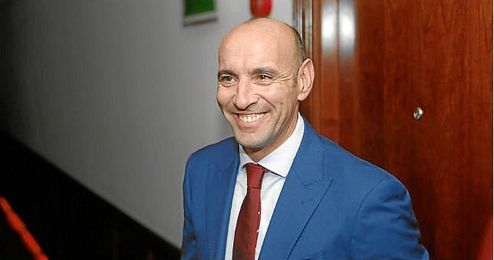 Monchi, ayer antes del comienzo de la Junta de Accionistas. Monchi, ayer antes del comienzo de la Junta de Accionistas.
