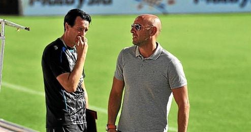 Monchi, junto a Emery en un entrenamiento. Monchi, junto a Emery en un entrenamiento.