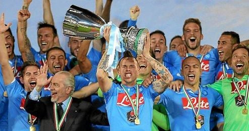 Hamsik levanta el trofeo. Hamsik levanta el trofeo.