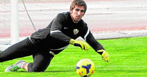 Julián Cuesta busca con trabajo diario aprovechar la lesión del almeriense Rubén y asentarse como portero de Primera. Julián Cuesta busca con trabajo diario aprovechar la lesión del almeriense Rubén y asentarse como portero de Primera.