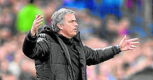 Mourinho destaca que, mientras "los alemanes y los españoles están de vacaciones", en Inglaterra se juega. Mourinho destaca que, mientras "los alemanes y los españoles están de vacaciones", en Inglaterra se juega.