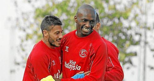 M´Bia, junto a Diogo en un entrenamiento. M´Bia, junto a Diogo en un entrenamiento.