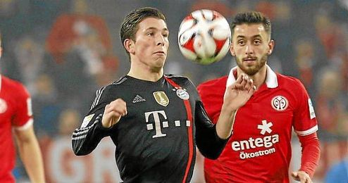 Højbjerg controla en balón en un partido ante el Mainz 05. Højbjerg controla en balón en un partido ante el Mainz 05.