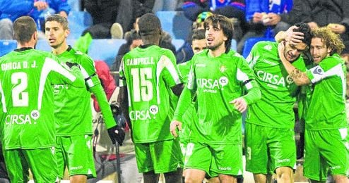 En la imagen, los futbolistas verdiblancos celebran uno de los dos goles que dieron la victoria al equipo ante el Zaragoza en el primer duelo del año 2013. En la imagen, los futbolistas verdiblancos celebran uno de los dos goles que dieron la victoria al equipo ante el Zaragoza en el primer duelo del año 2013.