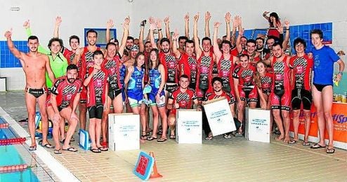 Imagen de algunos de los participantes, la mayoría miembros del club organizador Isbilya-Sloppy Joe´s, momentos antes de empezar la prueba natatoria a las 10 horas. Imagen de algunos de los participantes, la mayoría miembros del club organizador Isbilya-Sloppy Joe´s, momentos antes de empezar la prueba natatoria a las 10 horas.