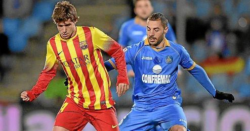 Sergi Roberto, presionado por Lacen en el Getafe-Barça. Sergi Roberto, presionado por Lacen en el Getafe-Barça.