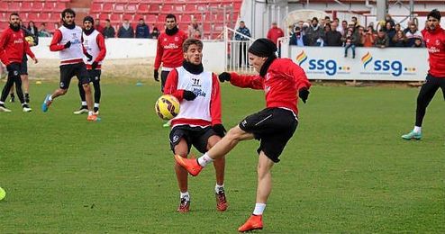 Gameiro dispara durante el partidillo de esta mañana. Gameiro dispara durante el partidillo de esta mañana.