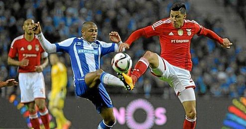 Enzo Pérez disputa un balón a Brahimi en un Oporto-Benfica. Enzo Pérez disputa un balón a Brahimi en un Oporto-Benfica.