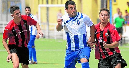 Nervionenses y trianeros son los polos opuestos: los primeros se salen de la tabla y los segundos no están cumpliendo con los objetivos. Nervionenses y trianeros son los polos opuestos: los primeros se salen de la tabla y los segundos no están cumpliendo con los objetivos.