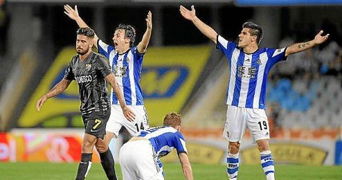 Pardo y Yuri protestan en el partido ante el Málaga. Pardo y Yuri protestan en el partido ante el Málaga.