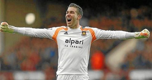 Adrián celebra un gol del West Ham ante el Arsenal. Adrián celebra un gol del West Ham ante el Arsenal.
