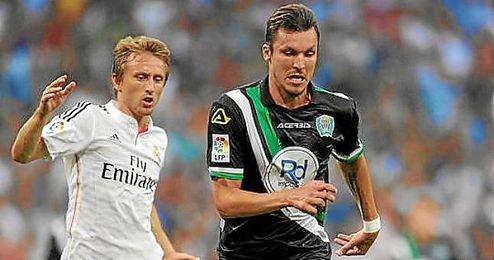 Havenaar, ante Modric en el Real Madrid-Córdoba. Havenaar, ante Modric en el Real Madrid-Córdoba.