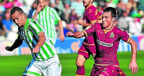 Kadir se va en velocidad del mediocentro racinguista Fede San Emeterio. Kadir se va en velocidad del mediocentro racinguista Fede San Emeterio.