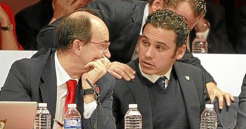 José Castro conversa con Del Nido Carrasco en la junta. José Castro conversa con Del Nido Carrasco en la junta.