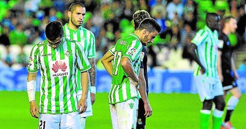 El Betis consuma su descenso en abril, en la jornada 35, antes incluso de perder ante la Real Sociedad por 0-1. La victoria del Getafe ante el Málaga (1-0) le condenó. El Betis consuma su descenso en abril, en la jornada 35, antes incluso de perder ante la Real Sociedad por 0-1. La victoria del Getafe ante el Málaga (1-0) le condenó.