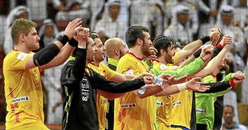 Aginagalde, primero por la izquierda, celebra junto sus compañeros el triunfo ante Qatar. Aginagalde, primero por la izquierda, celebra junto sus compañeros el triunfo ante Qatar.