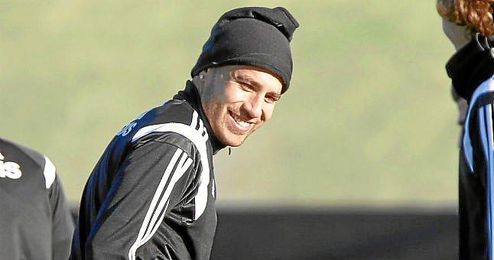 Otamendi, durante un entrenamiento en Paterna. Otamendi, durante un entrenamiento en Paterna.