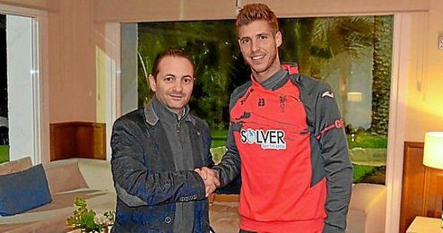 Rubén Pérez, junto con el gerente del Granada, David Navarro. Rubén Pérez, junto con el gerente del Granada, David Navarro.