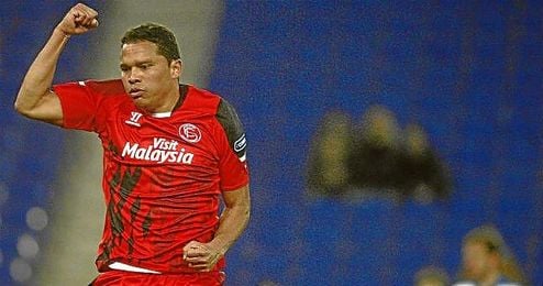 Bacca hizo el gol del Sevilla, que le mantiene con vida para la vuelta. Bacca hizo el gol del Sevilla, que le mantiene con vida para la vuelta.