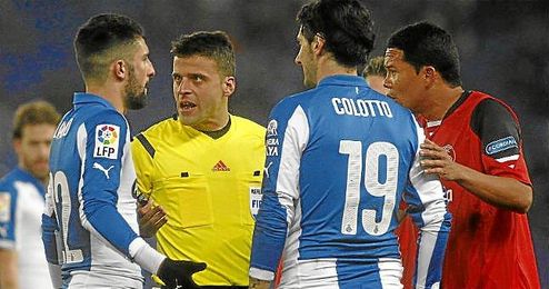 Bacca conversa con Gil Manzano y dos jugadores del Espanyol. Bacca conversa con Gil Manzano y dos jugadores del Espanyol.