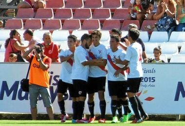 El filial sevillista velve a celebrar una victoria. El filial sevillista velve a celebrar una victoria.