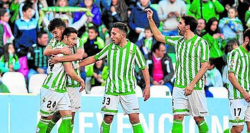 Ceballos agradece a Rubén la asistencia en el 1-0 ante el Sabadell. Ceballos agradece a Rubén la asistencia en el 1-0 ante el Sabadell.