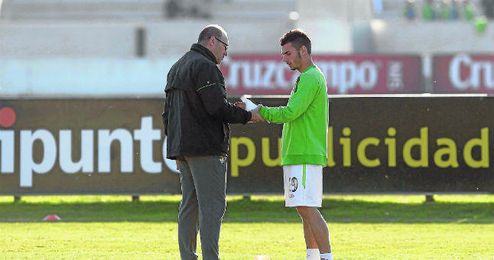 Pepe Mel y Sergio Rodríguez, en una imagen de archivo, charlan durante una sesión de entrenamientos. Pepe Mel y Sergio Rodríguez, en una imagen de archivo, charlan durante una sesión de entrenamientos.