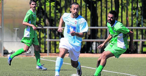 El ex del Morón Ávalo, nuevo jugador del Mairena, conduce el balón ante Jesús (derecha) y Toni, de La Barrera. El ex del Morón Ávalo, nuevo jugador del Mairena, conduce el balón ante Jesús (derecha) y Toni, de La Barrera.