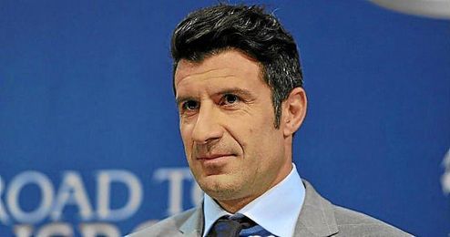 Figo en un sorteo de la Champions. Figo en un sorteo de la Champions.