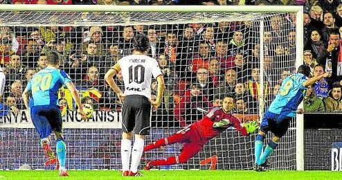 Bacca engañó a Diego Alves en el primer lanzamiento, pero en el segundo fue el meta el que le llevó a su terreno. Bacca engañó a Diego Alves en el primer lanzamiento, pero en el segundo fue el meta el que le llevó a su terreno.