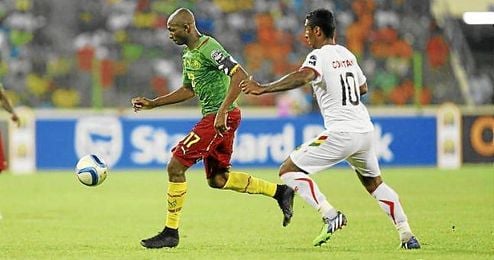 M´Bia, durante el partido ante Guinea. M´Bia, durante el partido ante Guinea.