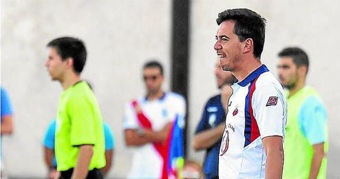 Marco Fernández observa a sus jugadores. Marco Fernández observa a sus jugadores.